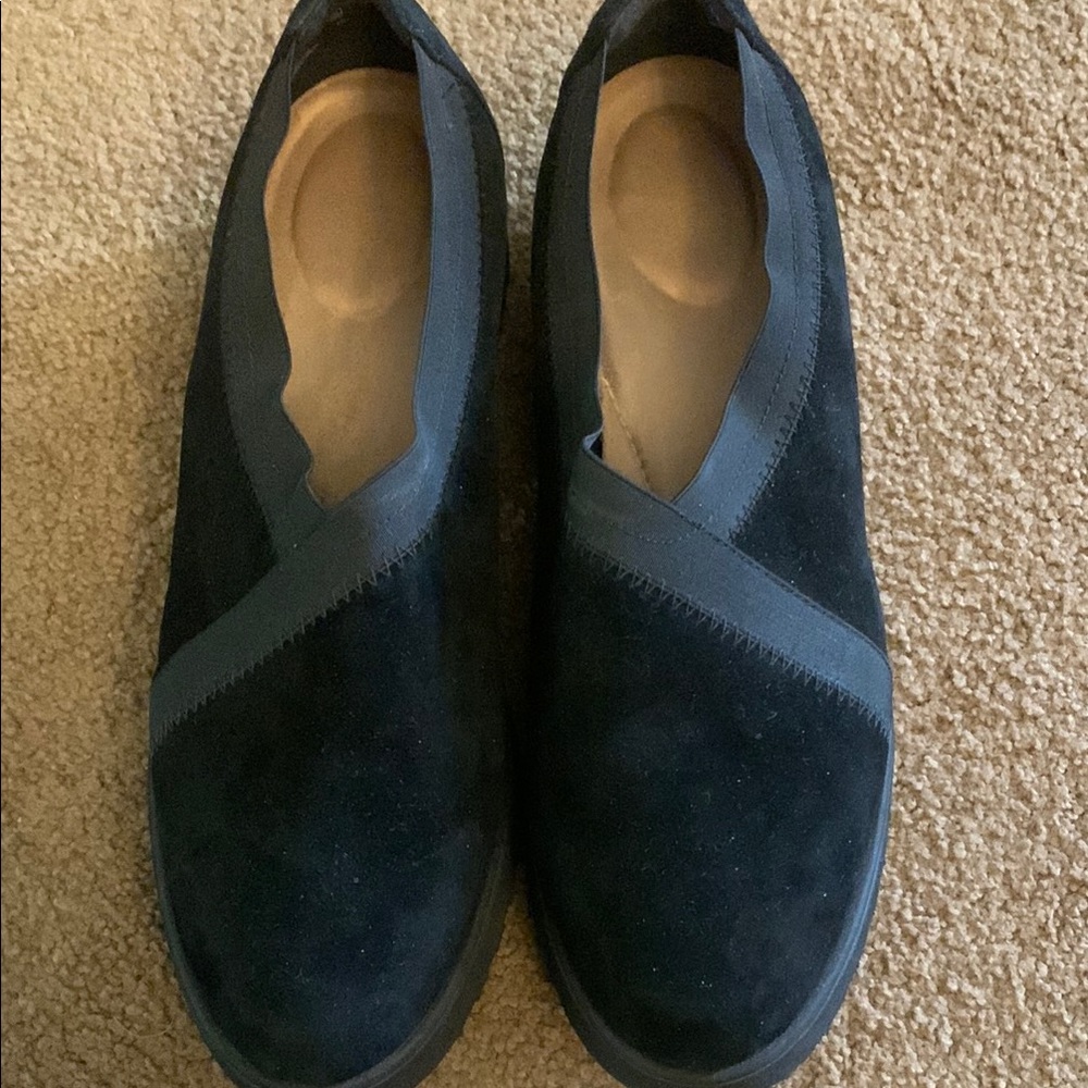 Women’s size 10 Clarks Black Textured Sole flats